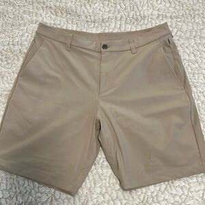 Size 34 Commission Classic-Fit Short 9"
WovenAir khaki, brown, light brown
